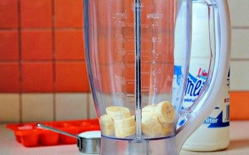 1. Этап. Легкий банановый коктейль: Банан очистить, нарезать и закинуть в блендер. Взбивать банан до однородной массы.