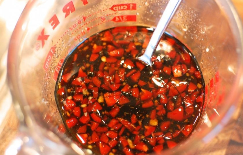 1. Этап. Куриные ножки в соусе Терияки: 2. Добавьте к перцу и чесноку соевый соус, сахар, рисовый уксус, кунжутное масло.