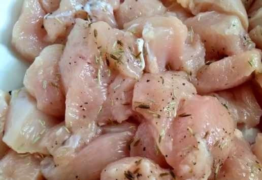 1. Этап. Курица с морковью и розмарином: Добавить перец, розмарин и зиру. Зиру предварительно потереть между пальцами.