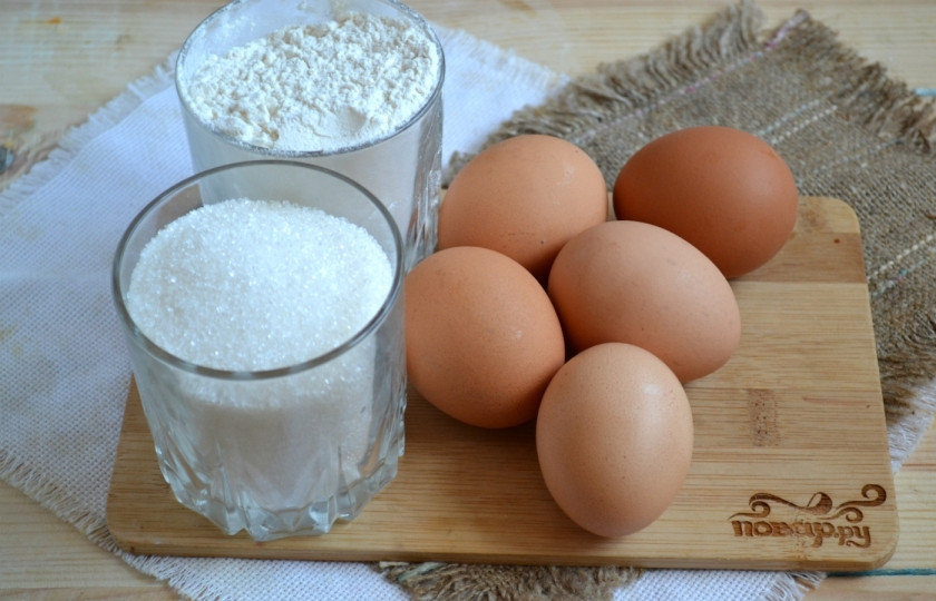 1. Этап. Вкусное бисквитное тесто: Подготовьте все необходимые ингредиенты. Яйца советую использовать домашние, бисквит из них получается всегда вкуснее. Муку тоже выбирайте самую лучшую, заранее поставьте ее в холодное место.