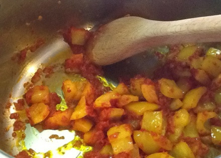 1. Этап. Баклажаны, тушеные с овощами: К перцам и луку добавляем помидоры и снова их обжариваем минуты 2