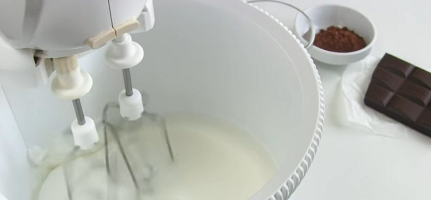 1. Этап. Печенье Поцелуйчики (очень вкусное безе): 1. Белки отделите от желтков и переложите в чистую сухую посуду. Взбейте их миксером на большой скорости до пышной пены, затем понемногу добавьте сахар.