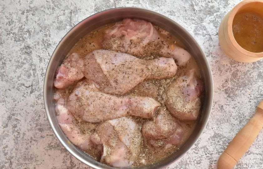 1. Этап. Курица по-кубински: В ступке смешайте соль с тмином, чесночным порошком, орегано и черным перцем. Разотрите специи и переложите в маринад к курице. Хорошо перемешайте и оставьте мясо мариноваться.