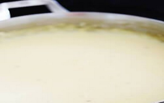 1. Этап. Паста Альфредо с курицей, запеченная: 2. Сначала приготовьте легкий соус «Альфредо» из 8 последних ингредиентов: нагрейте оливковое масло в большой сковороде на среднем огне, добавьте чеснок и обжаривайте 1 минуту, помешивая, до появления аромата. Всыпьте муку и обжаривайте еще 1 минуту, периодически помешивая. Медленно влейте куриный бульон, перемешайте до однородной массы. Влейте молоко, перемешайте, доведите до кипения и варите 1 минуту до загустения, затем вмешайте тертый сыр, соль, перец и варите соус, пока сыр не расплавится. Снимите с огня и отложите в сторону.