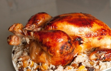 1. Этап. Курица, фаршированая рисом и сухофруктами: Из готовой курочки выньте рис, на него выложите готовую птицу. Подавайте блюдо к столу. Приятного аппетита!