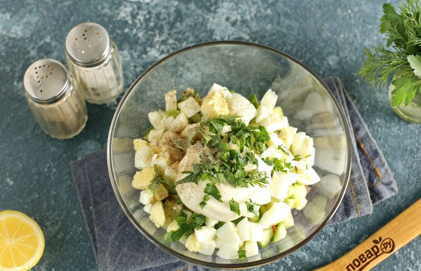 1. Этап. Салат с вяленой рыбой: Салат посолите, поперчите, добавьте любую свежую зелень и майонез.