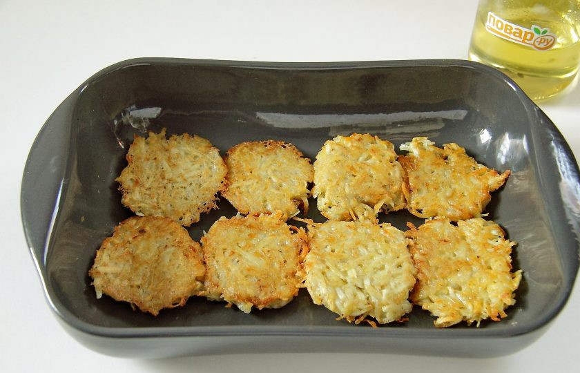 1. Этап. Картофельные оладьи по-мински: 7. В форму для запекания выложите в один слой готовые картофельные оладьи.