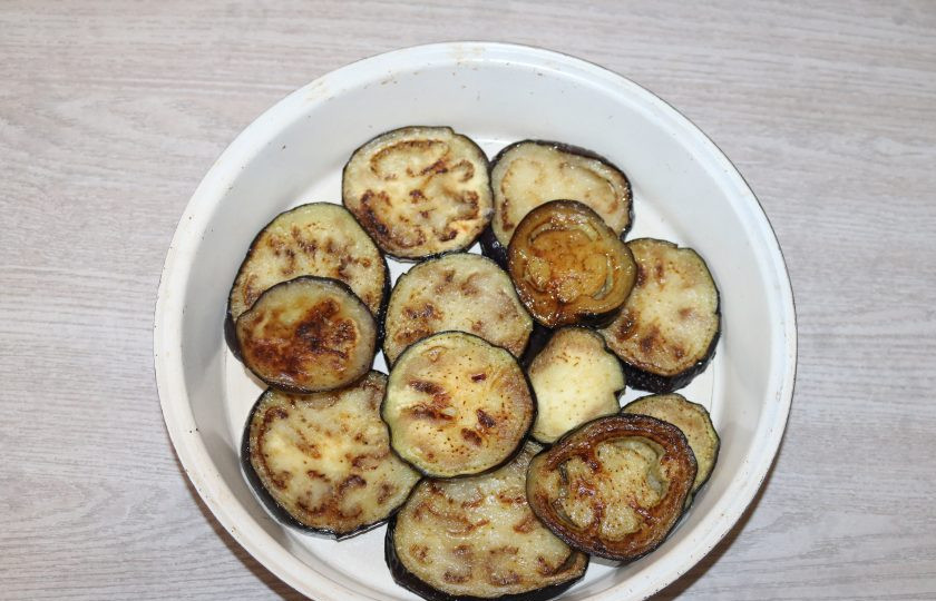 1. Этап. Запеканка с грибами и баклажанами: В форму для запекания выложите обжаренные баклажаны.