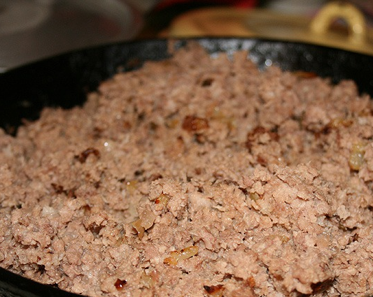 1. Этап. Вареники с мясом на кефире: 1. Лук обжарим на растительном или сливочном масле. Добавим фарш и специи по вкусу, обжарим все вместе. Остудим.