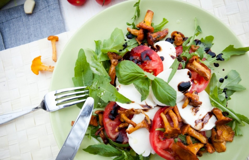 1. Этап. Салат с моцареллой и руколой: На тарелку с моцареллой и помидорами выложите рукколу, горячие лисички и базилик, сбрызните оливковым маслом и бальзамическим уксусом. Наш салат с моцареллой и руколой готов. Приятного аппетита!