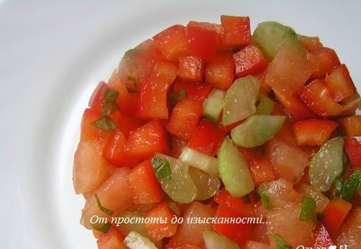 1. Этап. Салат Мартовский фьюжн: Аккуратно приподнимая кольца, освободите салат для подачи.