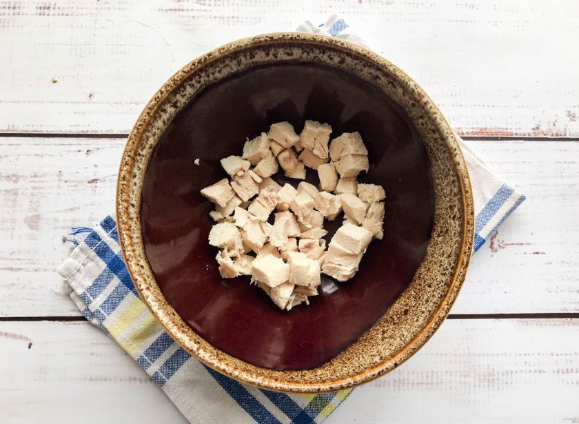 1. Этап. Салат из курицы с черносливом и апельсином: Остывшие куриное филе нарежьте небольшими кусочками.