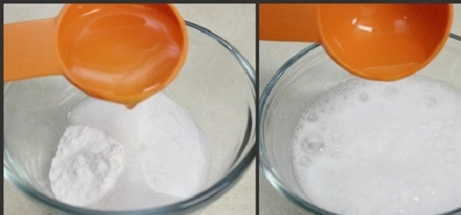 1. Этап. Торт Сметанник на скорую руку: 2. Погасите соду уксусом или соком лимона.