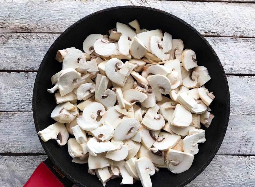 1. Этап. Булгур в сливочном соусе: Грибы хорошо помойте под проточной водой, нарежьте и выложите на хорошо разогретую сковороду с небольшим количеством растительного масла.