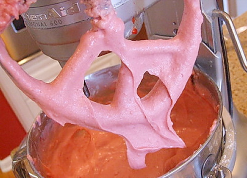 1. Этап. Клубничные капкейки: 1. Сперва нужно включить духовку. Для приготовления теста в глубокой мисочке соедините муку, сахар, соль и разрыхлитель. Клубнику необходимо вымыть. Удалите у нее хвостики, измельчите ягоды блендером до состояния пюре. Размягченное сливочное масло взбейте миксером или венчиком с клубничным пюре. Добавьте смесь в муку, снова взбейте.