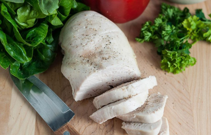 1. Этап. Идеальная отварная куриная грудка: 8. Куриную грудку можно использовать сразу или отправьте в холодильник на 5 дней. Нарезанную грудку можно заморозить и хранить около 4 месяцев.