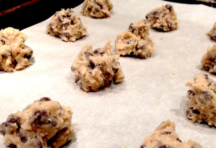 1. Этап. Быстрое песочное печенье с шоколадом: 5. Противень застелите пергаментом, ложкой зачерпните тесто и выложите его на противень на расстоянии друг от друга.