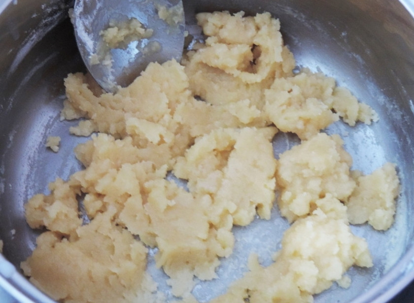 1. Этап. Запеченная брокколи под соусом: 4. Добавляю пшеничную муку, перемешиваю ложкой или венчиком.