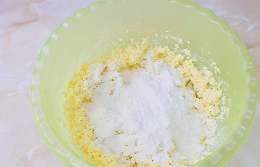 1. Этап. Венский пирог с вареньем: Постепенно вмешивайте муку с содой и замешивайте тесто. Сразу всю не всыпайте.