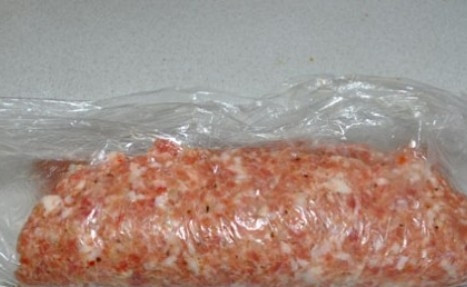 1. Этап. Мясной рулет с капустой и яйцом: И при помощи пленки сворачиваем рулет, аккуратно заделывая швы и края. Точно также поступаем и с оставшимися фаршем и начинкой.