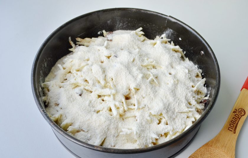 1. Этап. Яблочный пирог за 7 минут: 6. На масло немного сухой смеси, далее тертые яблоки, снова сухая смесь и так далее, пока не закончатся яблоки. Последний слой - сухая смесь.