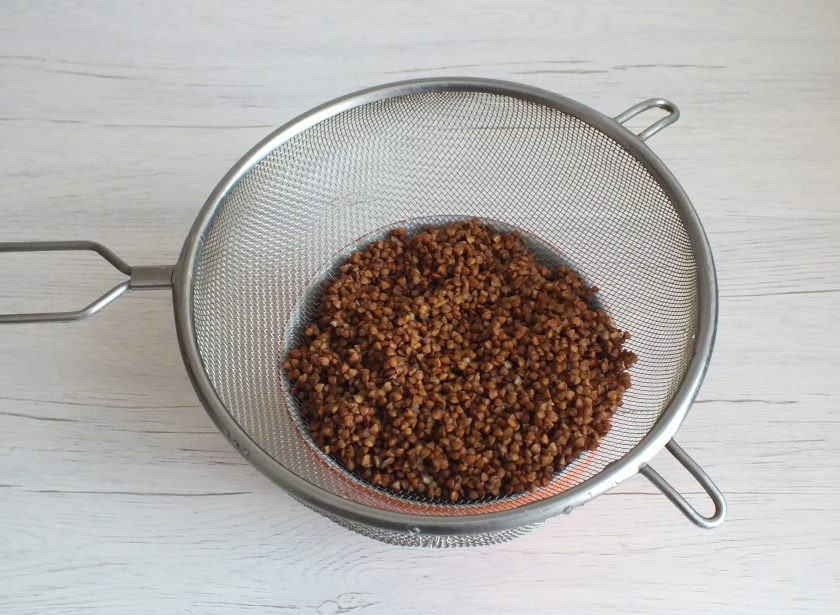 1. Этап. Гречка в пароварке: Откиньте на дуршлаг, чтобы стекла вода.