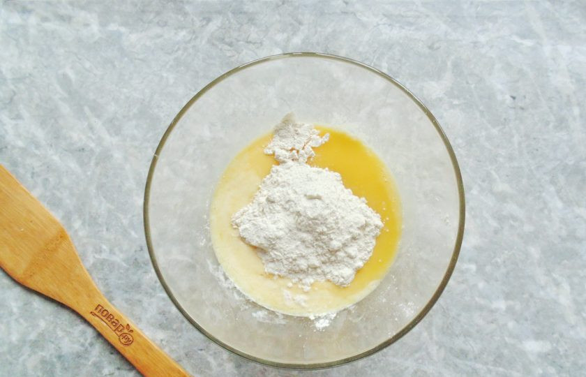 1. Этап. Заливной пирог с курицей и кабачком: Добавьте просеянную муку, соду и соль.