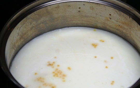 1. Этап. Корзинки с пшенной кашей: Когда вода полностью впитается, заливаем пшено молоком и варим до готовности пшена. Варим под крышкой и на медленном огне. Готовность определить несложно - просто попробуйте.