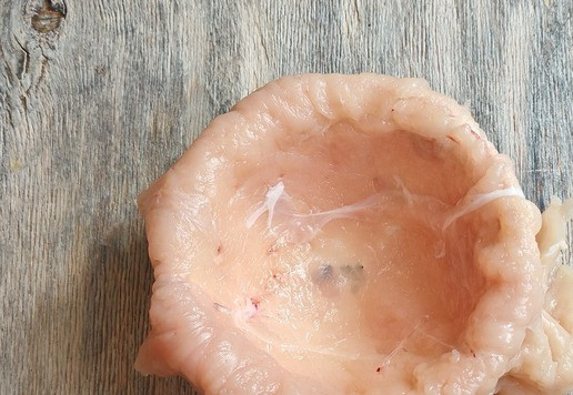 1. Этап. Бомбочки из индейки с лисичками: Подготовить пиалочки, разложить отбитое филе индейки так, чтобы свисали края.