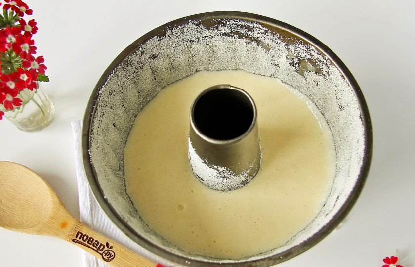 1. Этап. Манник без муки на сметане: Форму для выпечки смажьте маслом, обсыпьте манкой и вылейте тесто. Выпекайте в духовке при температуре 180 градусов около 30-40 минут. Готовность проверяйте деревянной шпажкой, на выходе она должна быть сухой.