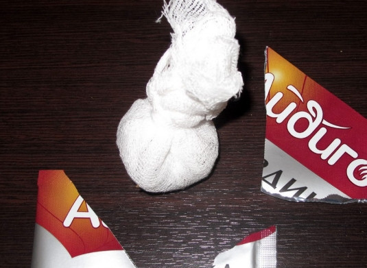 1. Этап. Соус из барбариса: 3. Теперь подготовим ароматный мешочек. Сложите марлю в два слоя. Насыпьте в нее несколько соцветий гвоздики, толченых в ступке. Завяжите марлю, сформировав мешочек.