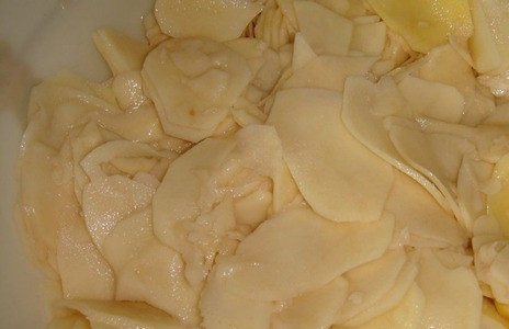 1. Этап. Чуду с мясом: Картофель очистите и вымойте. Затем его нужно нашинковать колечками, сделать это следует как можно тоньше. Если у вас есть специальная терка или кухонный комбайн, то это существенно упростит процесс нарезки и сделает его быстрее.