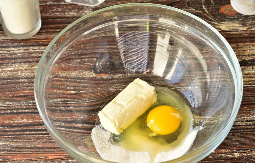 1. Этап. Печенье Карандаши: В миску вбейте яйцо, добавьте соль, сахар, сливочное масло.