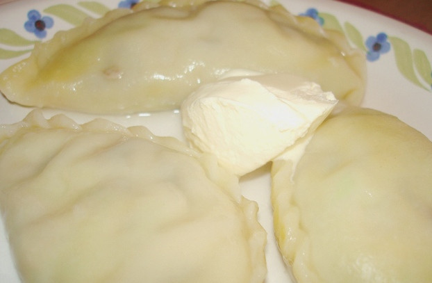 1. Этап. Вареники с капустой и грибами: Остальные варим в слегка подсоленной воде в течение 5 минут после всплытия. Подаем наши сочные и ароматные вареники со сметаной. Приятного всем аппетита!