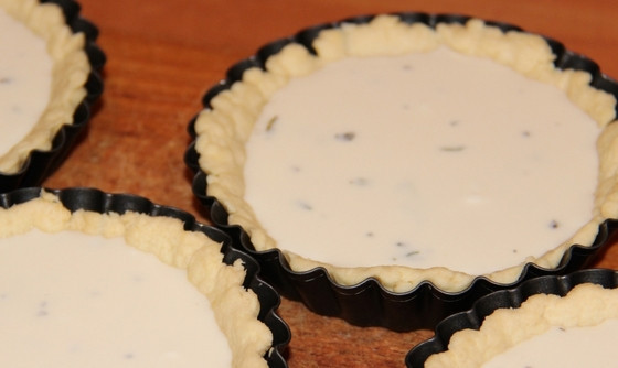 1. Этап. Тесто с творожным сыром: Наполняем начинкой тарталетки.