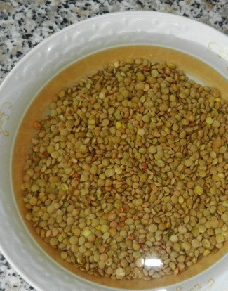 1. Этап. Чечевичный томатный суп: 1. Переберите чечевицу и замочите в воде на один час. После этого воду можно слить, а чечевицу отварить в двух стаканах воды не более тридцати минут (до полу готовности). Я брала для этого супа зеленую чечевицу, которая готовится около 50 минут.