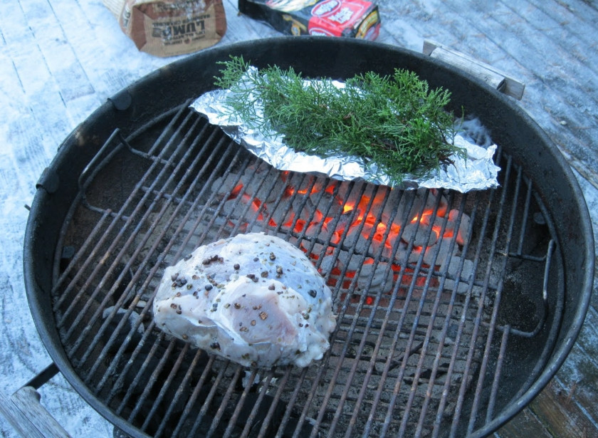 1. Этап. Копченая баранина: Разожгите гриль и коптите мясо с можжевеловыми ветвями 20 минут.