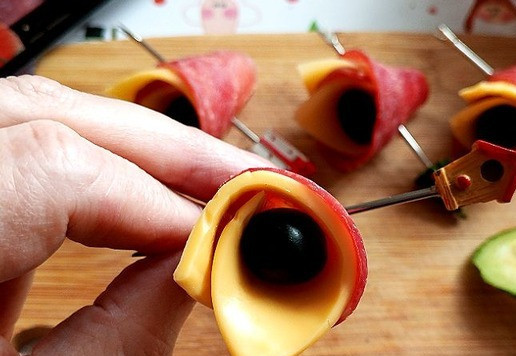 1. Этап. Закуска из сыровяленой индейки: Скручиваем 