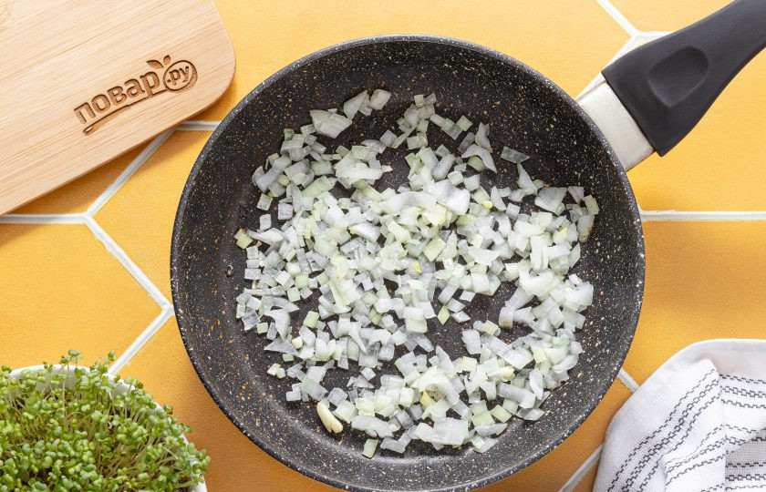 1. Этап. Котлеты из гречки с овощами: Репчатый лук нарежьте на маленькие кубики, обжарьте пару минут в разогретой сковороде с растительным маслом.