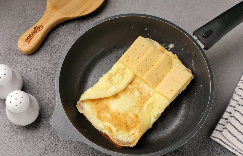 1. Этап. Сэндвич с французским омлетом: Сверху выложите начинку, у меня нарезанный сыр.