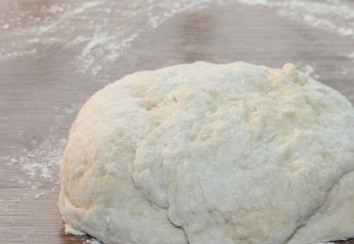 1. Этап. Лепешки по мотивам фесели: 5. Подпыляем столешницу мукой и выкладываем тесто из миски