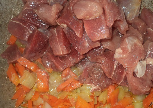 1. Этап. Гуляш из говядины мягкий: 1. Морковку и лук моем. Чистим, нарезаем не очень крупно и обжариваем на растительном масле. Затем добавим мясо, порезанное средними кусочками.