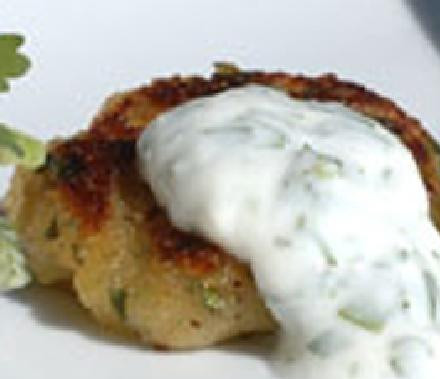 1. Этап. Сладкий картофель с йогуртом и кориандром: Блюдо подается с соусом из йогурта и кинзы. Приятного аппетита!