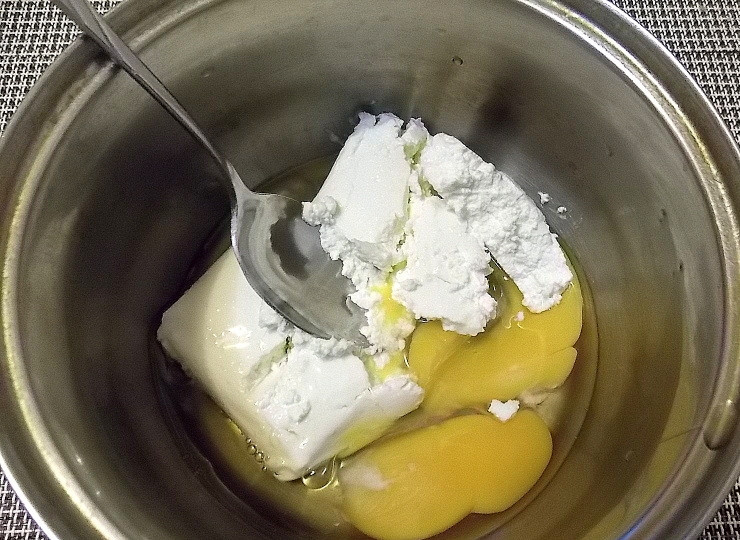 1. Этап. Творожные булочки со сгущенкой: Перетрите творог с яйцами и желтком.