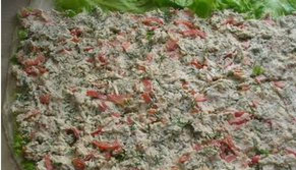 1. Этап. Рулет из лаваша с курицей: Выкладываем начинку поверх салата. Заворачиваем лаваш. Теперь его можно нарезать и подавать к столу.