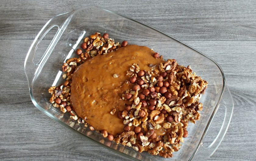 1. Этап. Сливочный щербет: Теперь нужно действовать очень быстро, так как карамельная масса очень быстро застывает без нагрева. Перелейте её в форму, сверху добавьте оставшиеся орехи. Сразу же перемешайте, распределите по форме.