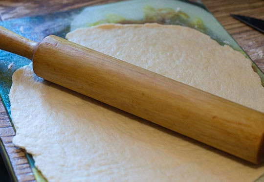 1. Этап. Пицца с сырной корочкой: 3. Когда тесто увеличится в два раза, раскатываем из него пласт желаемой толщины (во время выпекания тесто увеличивается в 2 раза, поэтому толщину теста регулируйте сразу).