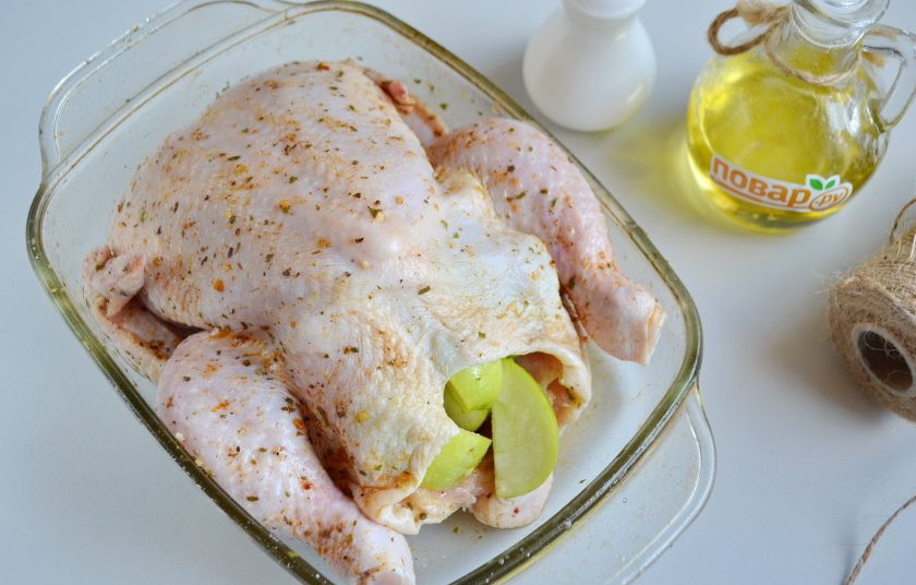1. Этап. Праздничная курица с яблоками и овощами: 4. Порежьте яблоки на дольки, с каждого яблока у меня получается по 6 долек, удалите сердцевинки. Наполните курицу яблоками. Натяните плотно кожу, сложите ножки и свяжите.