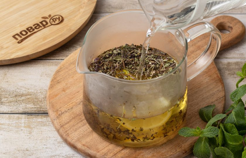 1. Этап. Чай с чабрецом и душицей: Влейте горячую воду.