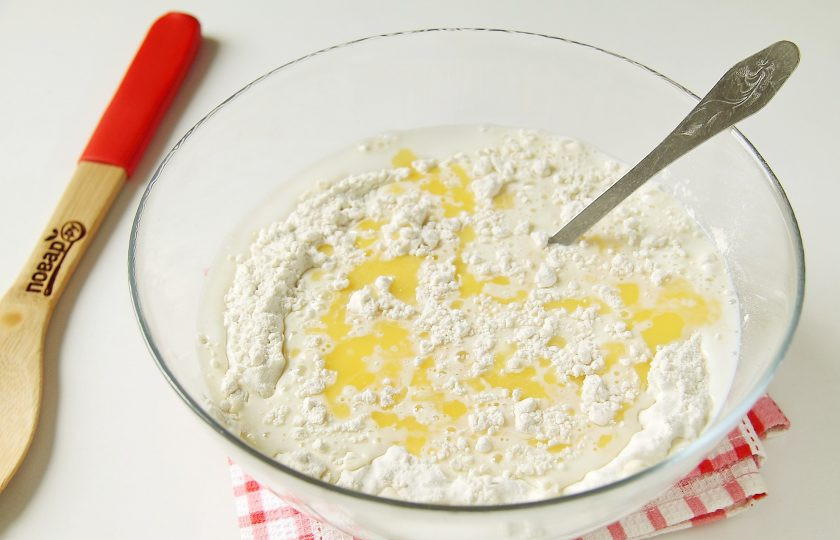 1. Этап. Чельпек: Добавьте растопленное сливочное масло и молоко.